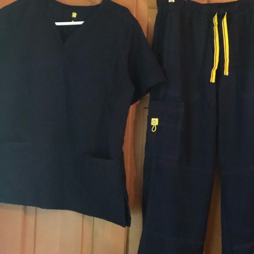 Navy wonderwink Scrubs. 2 piece set